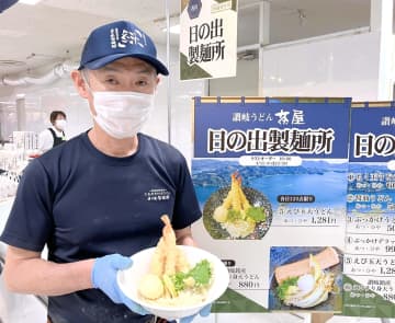 人気の讃岐うどんをPRする日の出製麺所の三好修代表＝4日、那覇市のデパートリウボウ