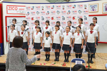 「エフエムかしま市民放送」のイベントで歌声を披露するかしま少年少女合唱団「虹Kids」=鹿嶋市宮中