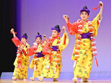 華やかな衣装で「貫花」を踊る琉舞輝和乃会＝那覇市・タイムスホール（喜屋武綾菜撮影）