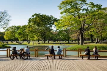 自然の豊かな公園で20分過ごすだけで、メンタルヘルスが向上し、幸福感を得られるとする「公園20分間リラクゼーション法」が最近、中国のソーシャルメディアで大きな話題となっている。