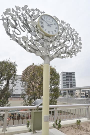 身近な動植物が木に集うデザインの時計塔=JR取手駅西口前