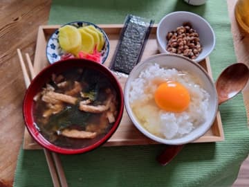 日本食の虜になった同僚女性から送られてきた日本食御膳。この1枚を見て、たまごかけごはんを食べたくなった人も多いかも？！（提供：ばよりんさん）