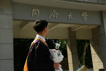 中国各地で大・中都市が大学と共同で進める春の新規大学卒業者の求人活動が行われている。写真は上海の同済大学。