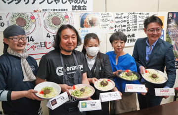 各店で開発したベジタリアンじゃじゃ麺をPRする店主ら