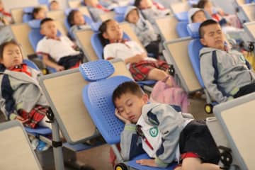 中国では学校の昼休みに昼寝の時間が設けられていることが多いが、多くの小学校には最近、「神グッズ」が用意されている。