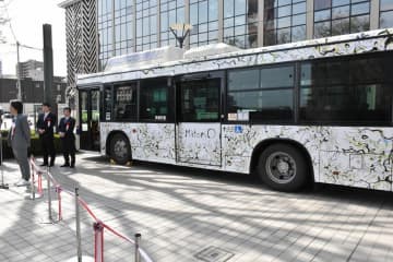 日比野克彦さんがデザインしたラッピングバス。白梅が全体に描かれている=水戸市五軒町