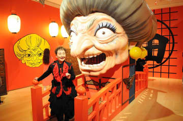 湯婆婆の巨大オブジェの前に立つ加藤さん＝12日、横須賀美術館