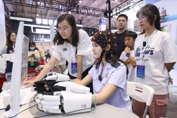 首都医科大学宣武病院と清華大学のチームは1月、低侵襲ワイヤレスブレイン・マシン・インターフェースの臨床試験に成功した。