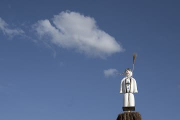 セクセロイテン広場に立つ「雪男」。今年は強風のため雪男を燃やす行事は中止になった (KEYSTONE/© KEYSTONE / ENNIO LEANZA)