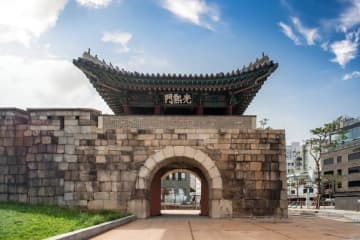 18日、韓国メディア・韓国経済は「かつて訪韓中国人観光客に最も人気のあるエリアはソウルの明洞だったが、現在は東大門のある光熙洞が中国人観光客の“聖地”となっている」と伝えた。写真は光熙門。