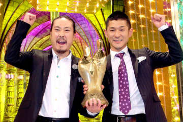「笑い飯」の西田幸治（左）と哲夫（2010年M-1優勝）／（Ｃ）日刊ゲンダイ