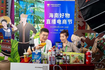 海南省海口市で開催中の第4回中国国際消費財博覧会では、若い消費者の間で人気を集める中国の伝統要素を取り入れたおしゃれな国産品のトレンド「国潮」が注目されている。