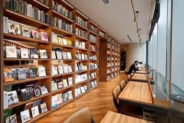 北京市で初となる「TSUTAYA BOOKSTORE」が20日に朝陽区の商業施設「THE BOX」内にプレオープンした。