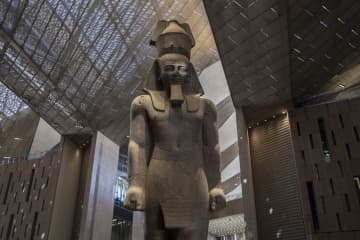 古代エジプトのファラオ像の頭部破片は30年ぶりにエジプトへと戻った (KEYSTONE)
