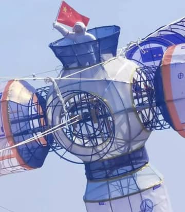 山東省濰坊市のたこ揚げチームがこのほど、宇宙ステーションと宇宙船をデザインしたたこを揚げ、空の上で「宇宙ステーションのドッキング」を再現してみせた。