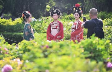 河南省洛陽市は目下、観光シーズンを迎え、世界各地から訪れた観光客が漢服姿で古代建築物や美しい春の景色を鑑賞して、休日を満喫している。