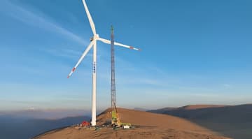 中核薩迦30万kW風力発電・太陽光発電・エネルギー貯蔵一体化プロジェクト風力発電所の1基目の風力発電機の据付が完了した。
