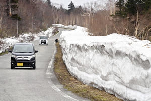 「雪の回廊」が観光客を迎えた磐梯吾妻スカイライン＝23日午前11時5分ごろ、福島市