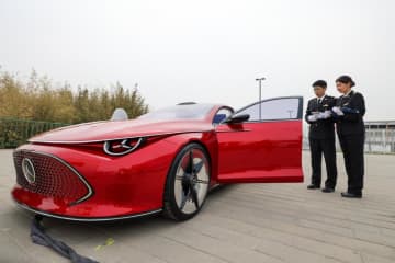 2024年北京モーターショーで展示される輸入完成車の第1号がこのほど通関手続きを終了した。