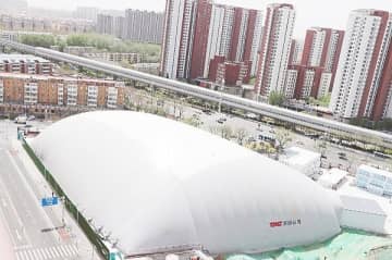 北京市副都心の建設現場で防塵・防火・騒音低減の巨大エアシートが初導入された。
