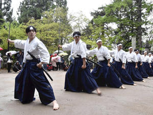 剣舞を奉納する会津高の生徒