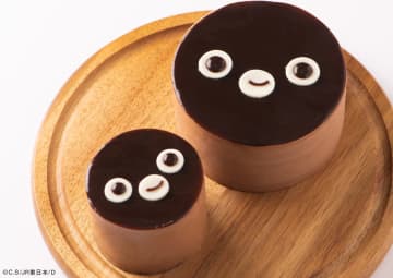 クイーンビーガーデンが「Suicaのペンギン チョコムースケーキ」を発売。左がプチガトー、右が3号サイズ