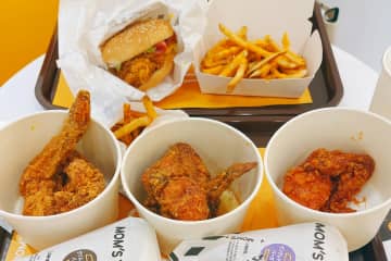25日、韓国・マネートゥデイは「韓国最大のハンバーガー＆チキンブランド『MOM’S TOUCH』が日本にオープンした1号店に1万人を超える客が集まった」と伝えた。
