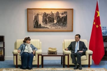 中国の呉江浩駐日大使はこのほど、日本の作家でテレビ番組司会者、国連児童基金親善大使の黒柳徹子さんと面会した。