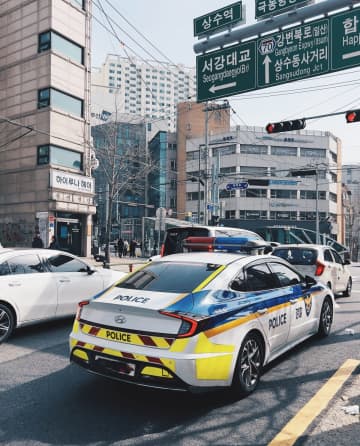 26日、韓国・マネートゥデイは「日本人観光客が地下鉄車内に置き忘れたキャリーバッグを持ち去った50代の男が警察に逮捕された」と伝えた。写真は韓国のパトカー。