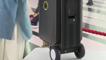 広州交易会で中国の電動スーツケースが注目を集めている。
