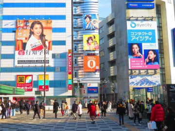 香港誌「亜洲週刊」はこのほど、外国人労働者の受け入れ方針を大きく転換しつつある日本の状況を紹介する、毛峰東京支局長の署名入り記事を発表した。写真は東京の繁華街の池袋の様子。