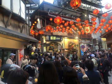 台湾の人気観光地「九份」は現在、コロナ禍からの大復活を遂げ、多くの観光客でにぎわっている。