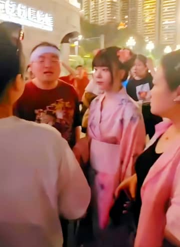 中国重慶市の規画展覧館付近で27日、日本の「和服」を着て踊っていた女性2人が周囲にいた人の怒りを買い、多くの人が押し合いになる騒動に発展し、警察が介入する出来事があった。
