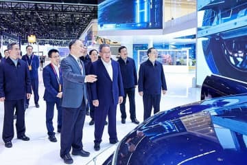 中国の李強首相は28日、2024年北京国際モーターショーを視察した。
