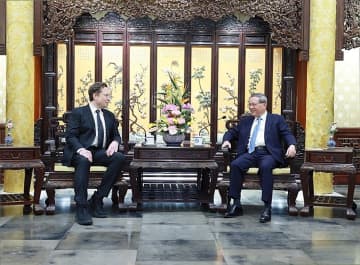 中国の李強首相は28日午後、米テスラのイーロン・マスクCEOと北京の釣魚台迎賓館で会談した。