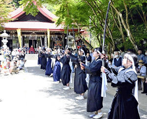 剣舞を奉納する濫觴武楽隊＝29日、伊達市霊山神社