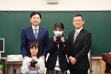 東京都立八王子盲学校で行われた寄贈式にて