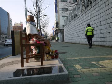 30日、韓国・ノーカットニュースは「在釜山日本総領事館前にある元慰安婦を象徴する『平和の少女像』に対し、30代の男性が日本ビールと寿司弁当を置くテロ行為を行った」と伝えた。