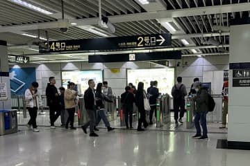 上海地下鉄では20日から張華浜駅、楊樹浦路駅、呉中路駅の3駅で自動改札機の「開けっ放しモード」を試験的に導入している。