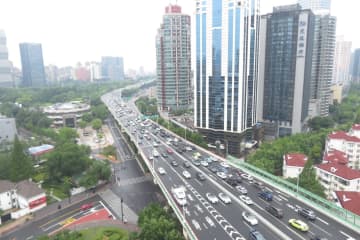 中国のメーデー5連休で1日平均2億7000万人が地域またぎで移動する見込みだ。写真は上海。
