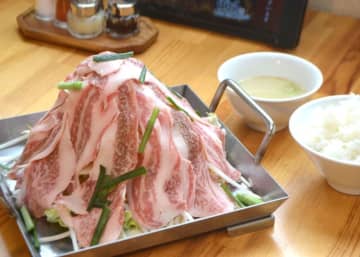 ランチメニューの「名物ちりとり鍋定食」（ご飯・スープ付き、税込１０７８円）。大阪ではホルモンが一般的だが、肉が自慢の同店では和牛で提供