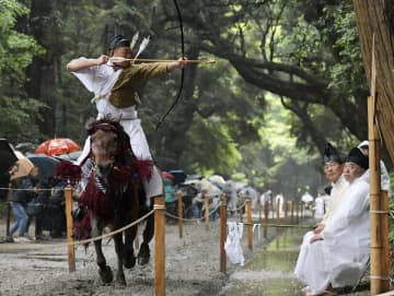 鹿島神宮の流鏑馬神事で、疾走する馬から的を狙う射手=鹿嶋市宮中