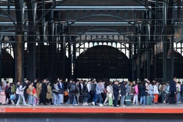「メーデー」の連休が訪れ、鉄道にも旅客のピークが押し寄せている。写真はハルビン駅を利用する旅客。