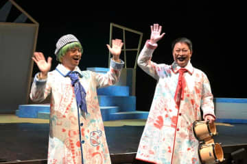 舞台稽古を行う大内真智さん(左)と小林祐介さん=水戸市五軒町