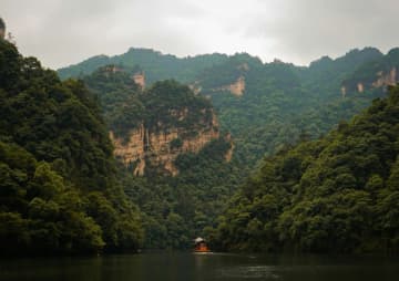 湖南省張家界市は質の高いエコ環境によって質の高い発展を支えている。写真は張家界の宝峰湖。