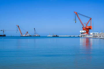 中国が南シナ海の紛争地域の海に浮かべる海上原発の建設を推進している。米軍当局者は環境汚染と安全保障の二つの側面で危険要因になるものだとして懸念を示した。写真は南シナ海の海上原発。