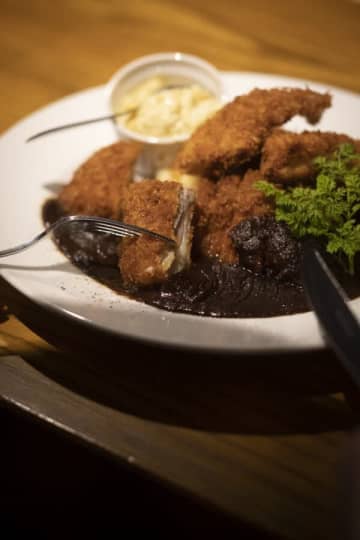 高坂地鶏のカツレツ　デミグラスソースとタルタルソース3400円。