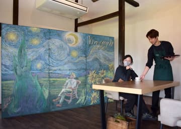 リニューアルに合わせて古民家カフェラウンジｖｉｎ　ｇｏｇｈの店内で展示が始まった黒板アート