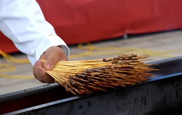 雲南省昭通市の肉の串焼きが最近、話題を集めており、ナイトマーケットやグルメストリートの主役となっている。