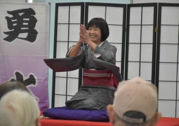 身ぶり手ぶりを交えて落語を披露する演者=神栖市土合本町